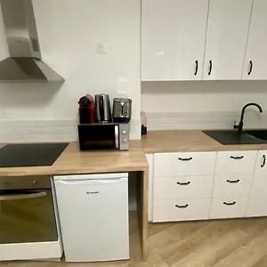 https://ah-service-charming-apartment-champs-elyses-4p.fr-paris.fr
